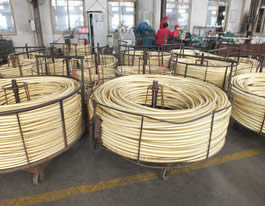 正在生产中的钢丝编织高压油管半成品