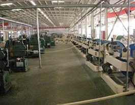 宽敞明亮整齐，生产设备精良的车间 