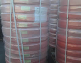 耐热耐油钢丝编织高压胶管包装好后，排成一垛