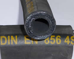 一根钢丝编织高压胶管横放在另一根高压钢丝编织胶管上