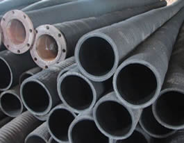 一堆高强度承压力夹线胶管，有带法兰还有没带法兰的