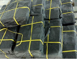 一堆黑色带包装的橡胶原料